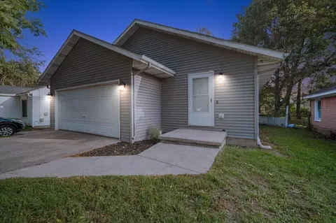 216 Maplelawn St SE, Kentwood, MI 49548