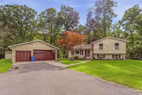 104 Glenn St, Allegan, MI 49010