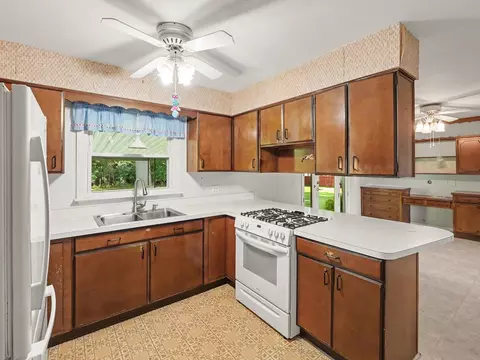 Kitchen - 1137 Maynard Ave, Jackson, MI 49202 photo 1 of 3