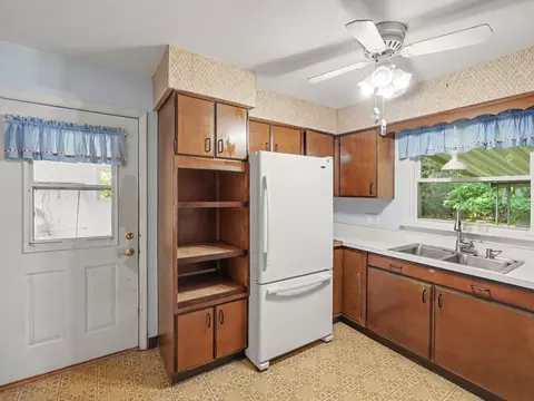 Kitchen - 1137 Maynard Ave, Jackson, MI 49202 photo 2 of 3