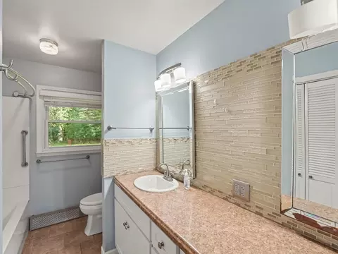 Bath - 1137 Maynard Ave, Jackson, MI 49202 photo 1 of 2