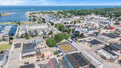 302 S James St, Ludington, MI 49431