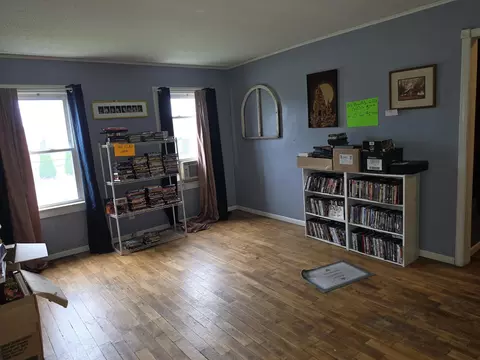 Living - 119 Myrlice Ct, Jackson, MI 49203 photo 2 of 3