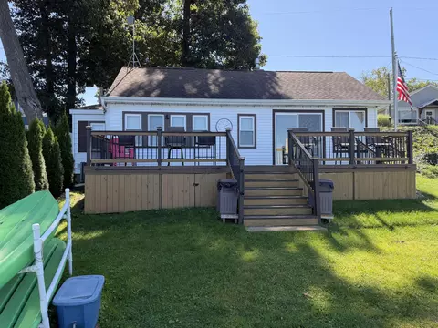 43738 Eagle Lake Dr, Paw Paw, MI 49079
