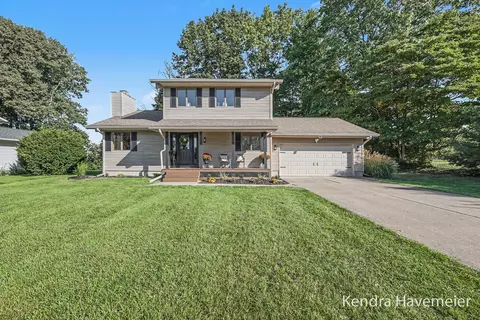 6785 Gran Via Dr NE, Rockford, MI 49341