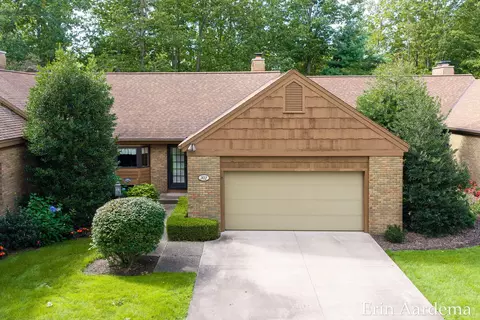 302 Foxcroft Cir, Holland, MI 49423