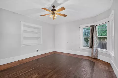 Living - 211 Orange St, Jackson, MI 49202 photo 2 of 3