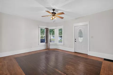 Living - 211 Orange St, Jackson, MI 49202 photo 3 of 3