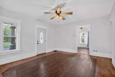 Living - 211 Orange St, Jackson, MI 49202 photo 1 of 3