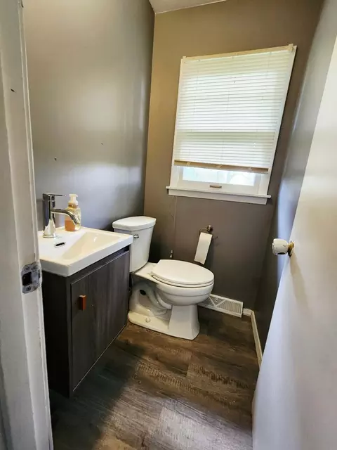 Bath - 2559 Dorvin Dr, Jackson, MI 49201 photo 1 of 1