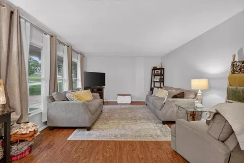 Living - 2543 Tricia Dr, Jackson, MI 49201 photo 1 of 4