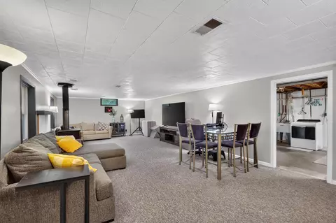 Living - 2543 Tricia Dr, Jackson, MI 49201 photo 2 of 4