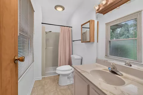 Bath - 2543 Tricia Dr, Jackson, MI 49201 photo 1 of 5