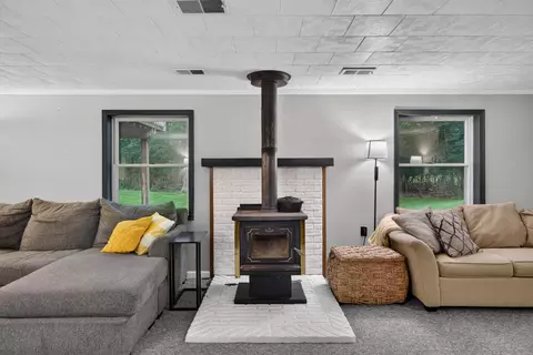 Living - 2543 Tricia Dr, Jackson, MI 49201 photo 3 of 4