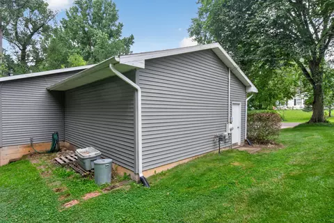 Exterior - 2543 Tricia Dr, Jackson, MI 49201 photo 13 of 13