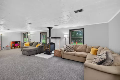 Living - 2543 Tricia Dr, Jackson, MI 49201 photo 4 of 4