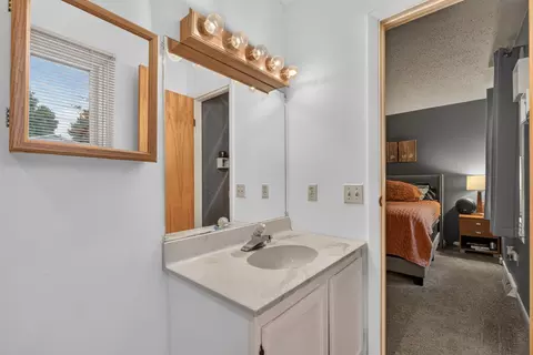 Bath - 2543 Tricia Dr, Jackson, MI 49201 photo 2 of 5