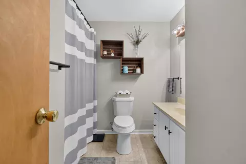 Bath - 2543 Tricia Dr, Jackson, MI 49201 photo 3 of 5