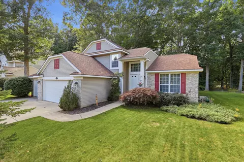 13347 Greenbriar Dr, Grand Haven, MI 49417