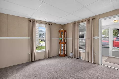 Living - 1113 Hamilton St, Jackson, MI 49202 photo 2 of 5