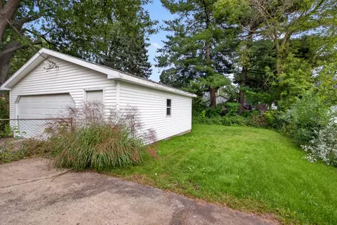 Exterior - 1113 Hamilton St, Jackson, MI 49202 photo 5 of 11
