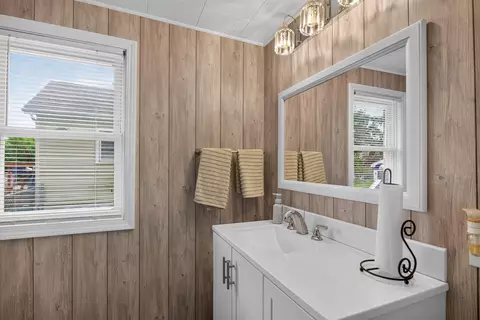 Bath - 1113 Hamilton St, Jackson, MI 49202 photo 2 of 4