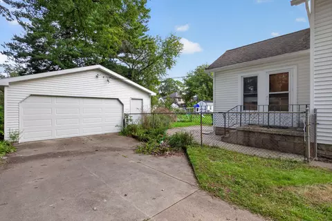 Exterior - 1113 Hamilton St, Jackson, MI 49202 photo 3 of 11