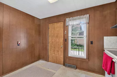 Entry Way - 1113 Hamilton St, Jackson, MI 49202 photo 3 of 5