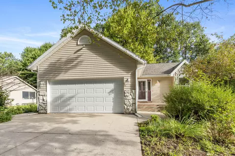 10546 Wildwood Dr, Greenville, MI 48838