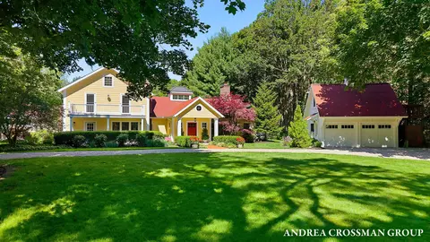 2075 Lakeshore Dr, Fennville, MI 49408