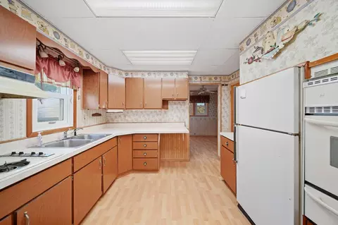 Kitchen - 714 S Sutton Rd, Jackson, MI 49203 photo 2 of 3