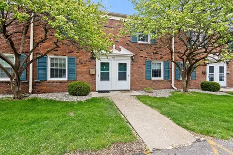707 Garland Cir, Kalamazoo, MI 49008