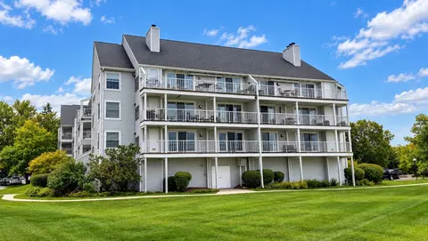 3565 Port Cove Dr #67, Waterford, MI 48328