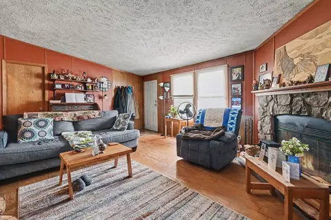 Living - 4391 Devonshire Ct, Jackson, MI 49201 photo 2 of 3
