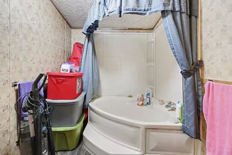 Bath - 4391 Devonshire Ct, Jackson, MI 49201 photo 1 of 3