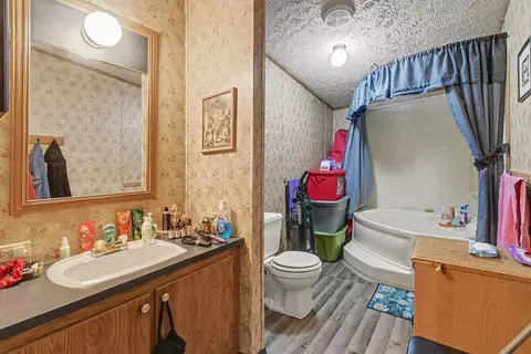 Bath - 4391 Devonshire Ct, Jackson, MI 49201 photo 2 of 3