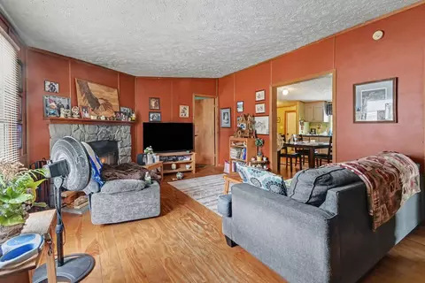 Living - 4391 Devonshire Ct, Jackson, MI 49201 photo 3 of 3