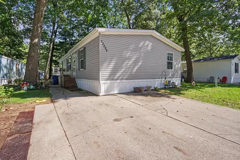 13554 Pinewood Dr, Grand Haven, MI 49417