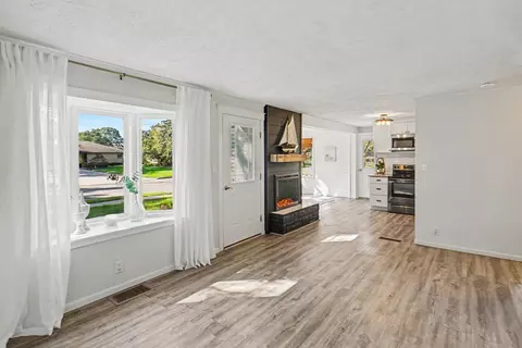 Living - 809 River St, Spring Lake, MI 49456 photo 3 of 5