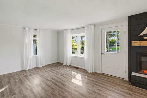 Living - 809 River St, Spring Lake, MI 49456 photo 2 of 5