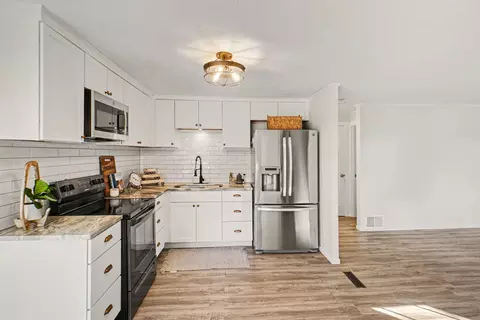 Kitchen - 809 River St, Spring Lake, MI 49456 photo 2 of 4