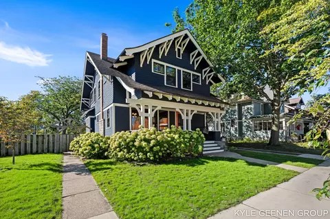 62 W 11th St, Holland, MI 49423