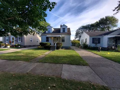 18965 Elkhart St, Harper Woods, MI 48225