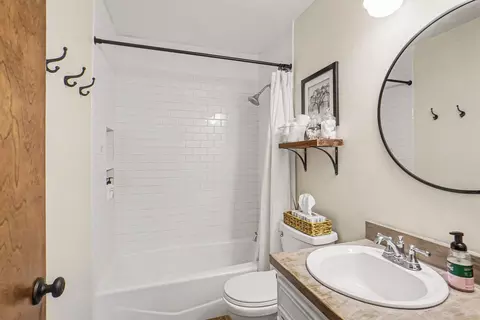 Bath - 7426 Windgate Dr, Jenison, MI 49428 photo 2 of 3
