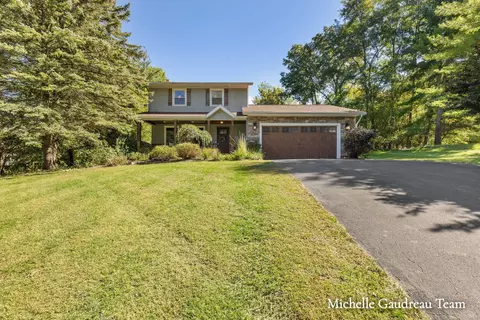 1136 Country Club Dr, Hastings, MI 49058