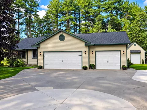 7426 Wiczer Dr, Whitehall, MI 49461