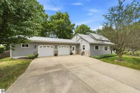1126 Laurel St, Cadillac, MI 49601