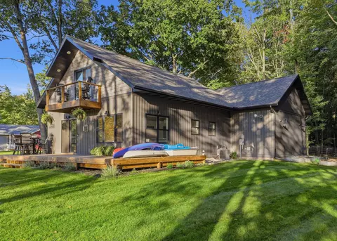 6854 Clubhouse Dr E, Canadian Lakes, MI 49346
