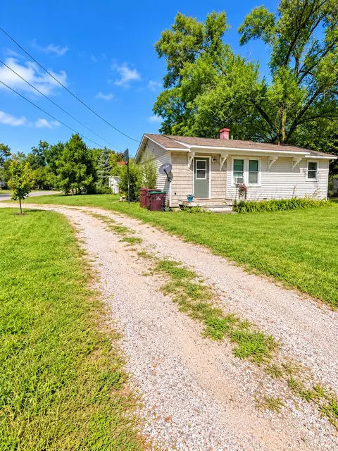 2260 Oak Park Dr, Muskegon, MI 49442