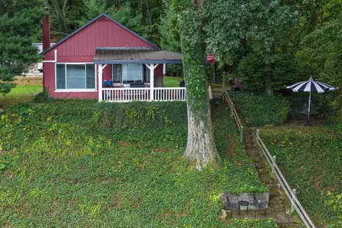 59924 Oakwood Beach Dr, Three Rivers, MI 49093
